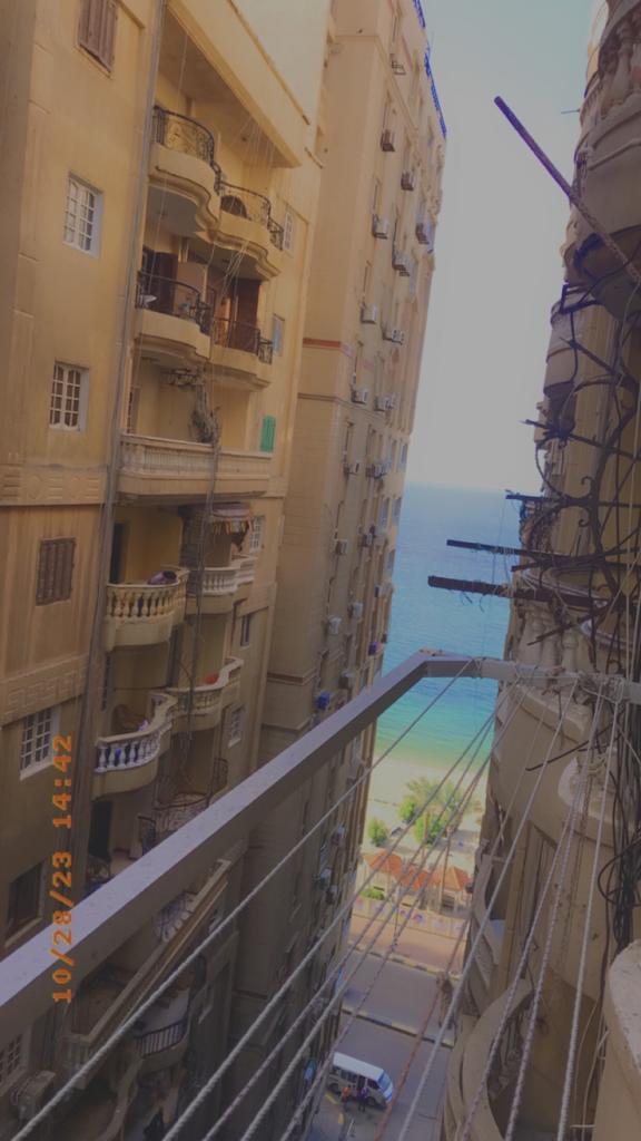 شقة يأطلالة بحرية للبيع بالمندرة بحري
