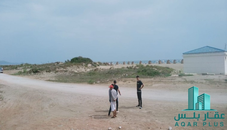 أرض على شاطئ البحر للبيع